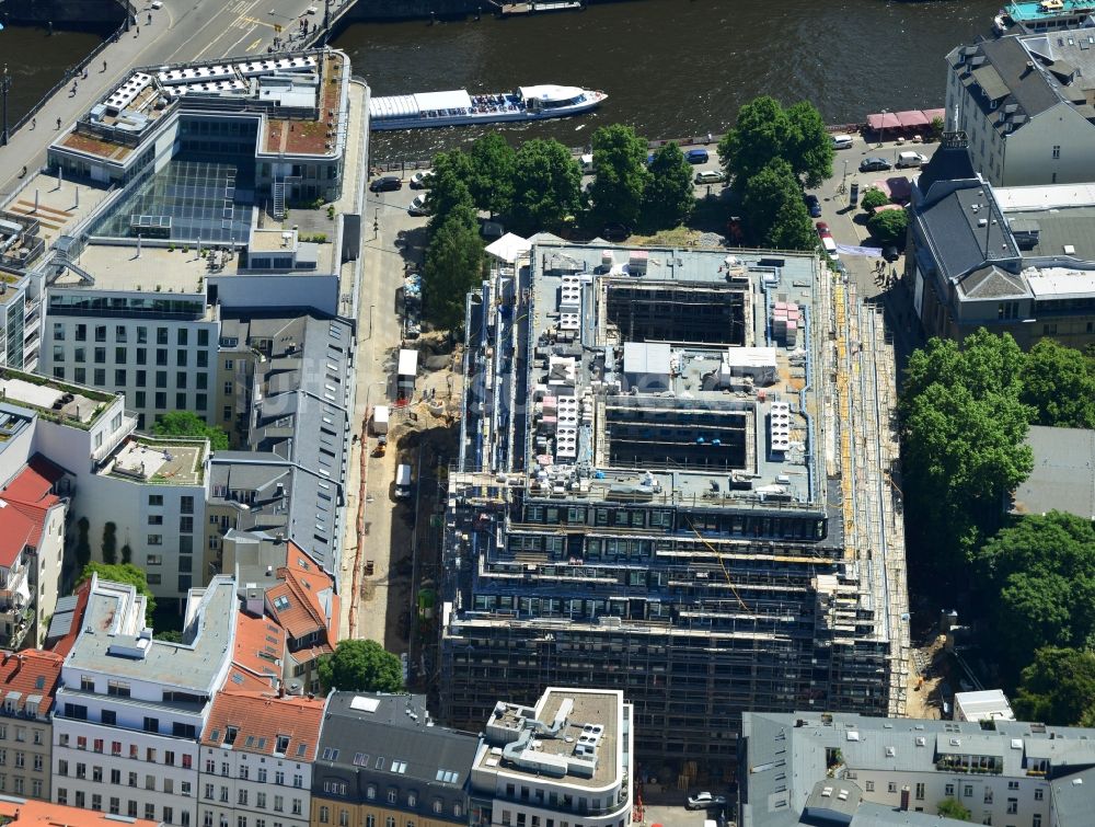 Berlin Mitte aus der Vogelperspektive: Luxus - Wohnungsneubau Baustelle für das Immobilienprojekt yoo berlin in Berlin Mitte