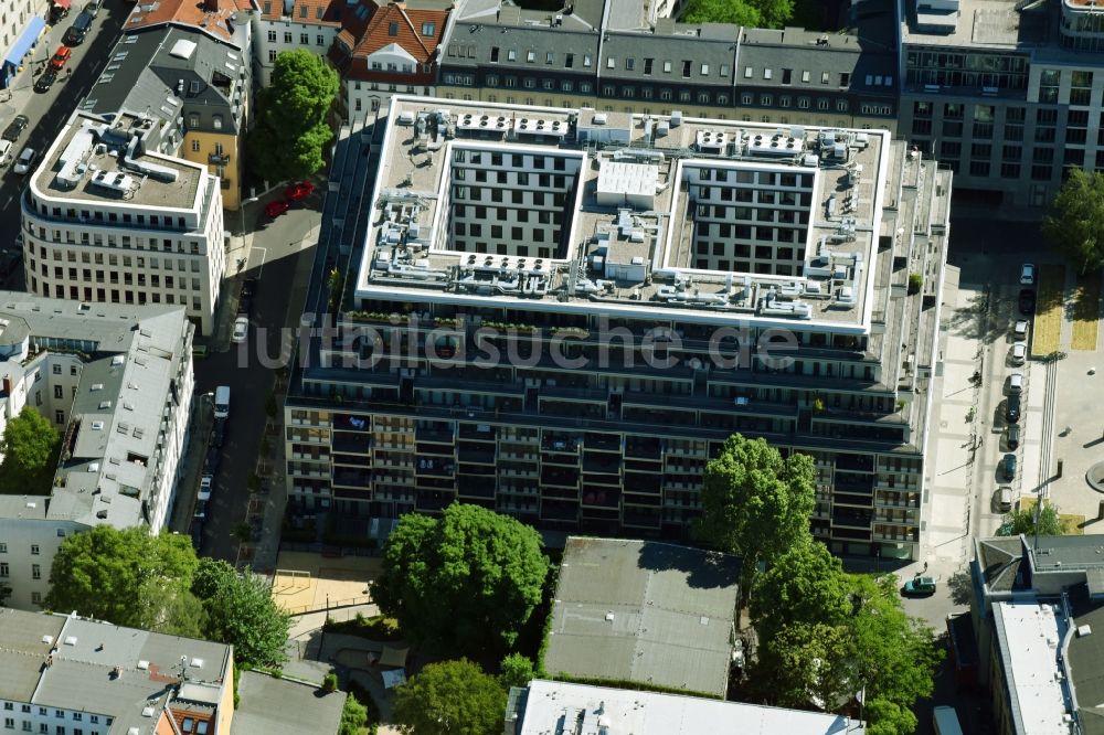 Berlin von oben - Luxus - Wohnungsneubau Baustelle für das Immobilienprojekt yoo berlin in Berlin Mitte