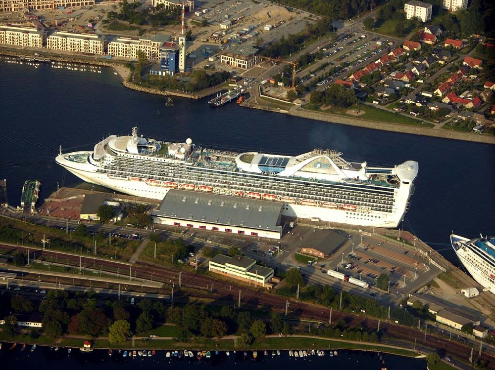 Luftbild Rostock - Warnemünde - Luxusliner am Überseehafen von Warnemünde