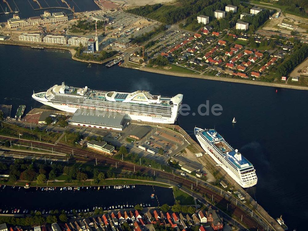 Luftaufnahme Rostock - Warnemünde - Luxusliner am Überseehafen von Warnemünde