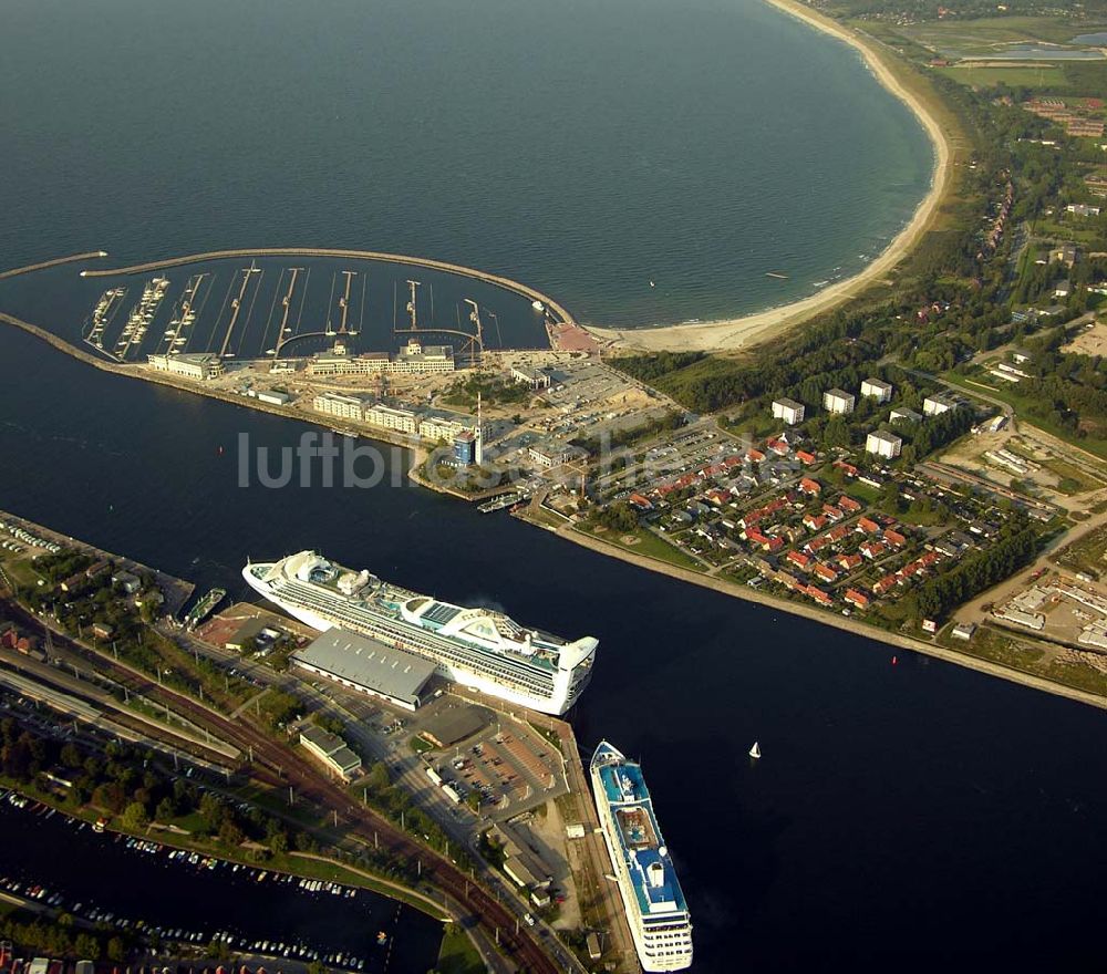 Rostock - Warnemünde von oben - Luxusliner am Überseehafen von Warnemünde