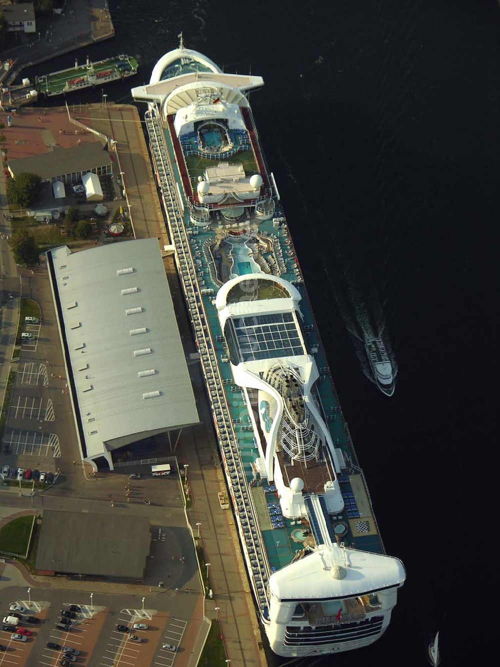 Rostock - Warnemünde aus der Vogelperspektive: Luxusliner am Überseehafen von Warnemünde