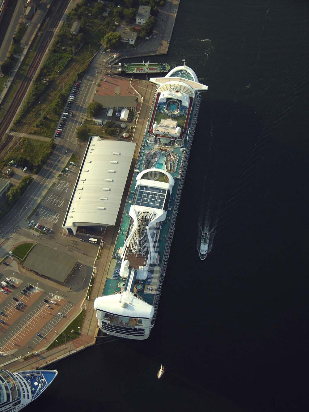 Luftbild Rostock - Warnemünde - Luxusliner am Überseehafen von Warnemünde