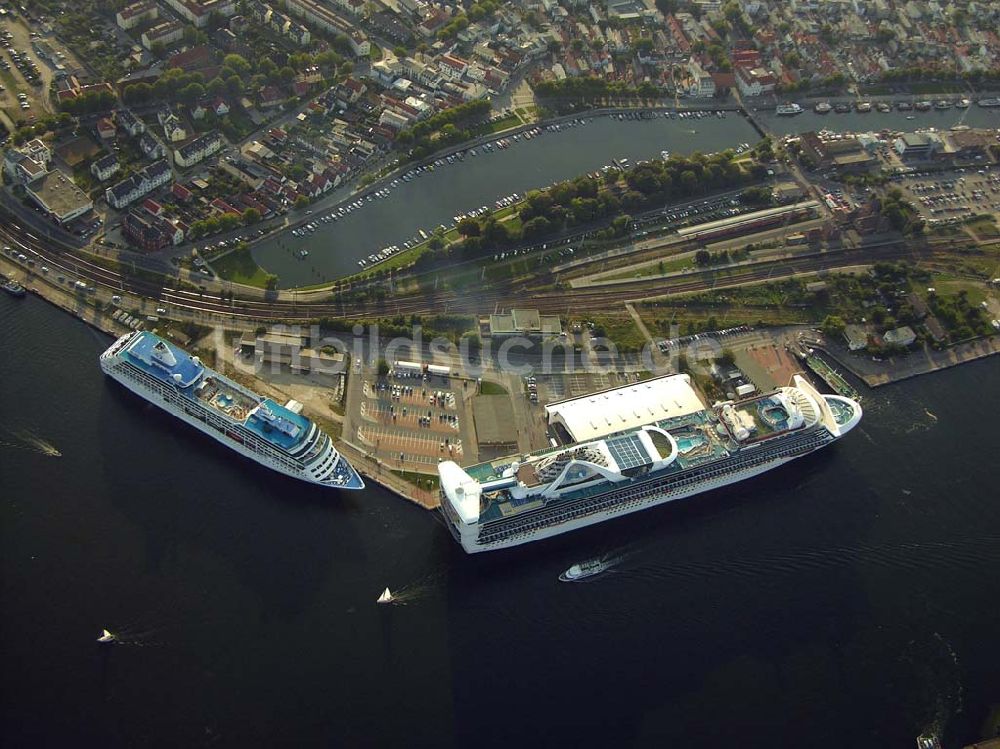 Luftaufnahme Rostock - Warnemünde - Luxusliner am Überseehafen von Warnemünde