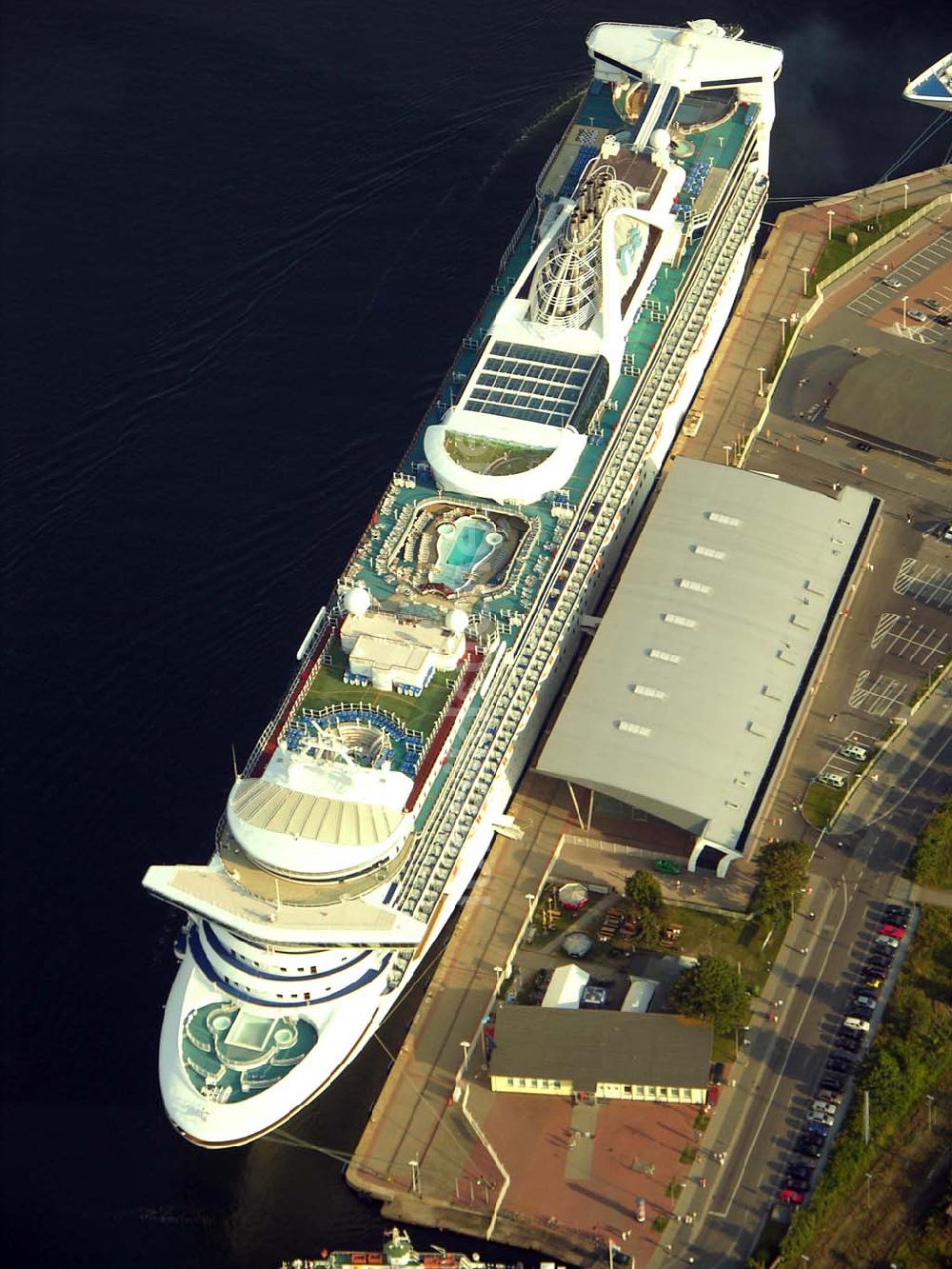 Rostock - Warnemünde aus der Vogelperspektive: Luxusliner am Überseehafen von Warnemünde