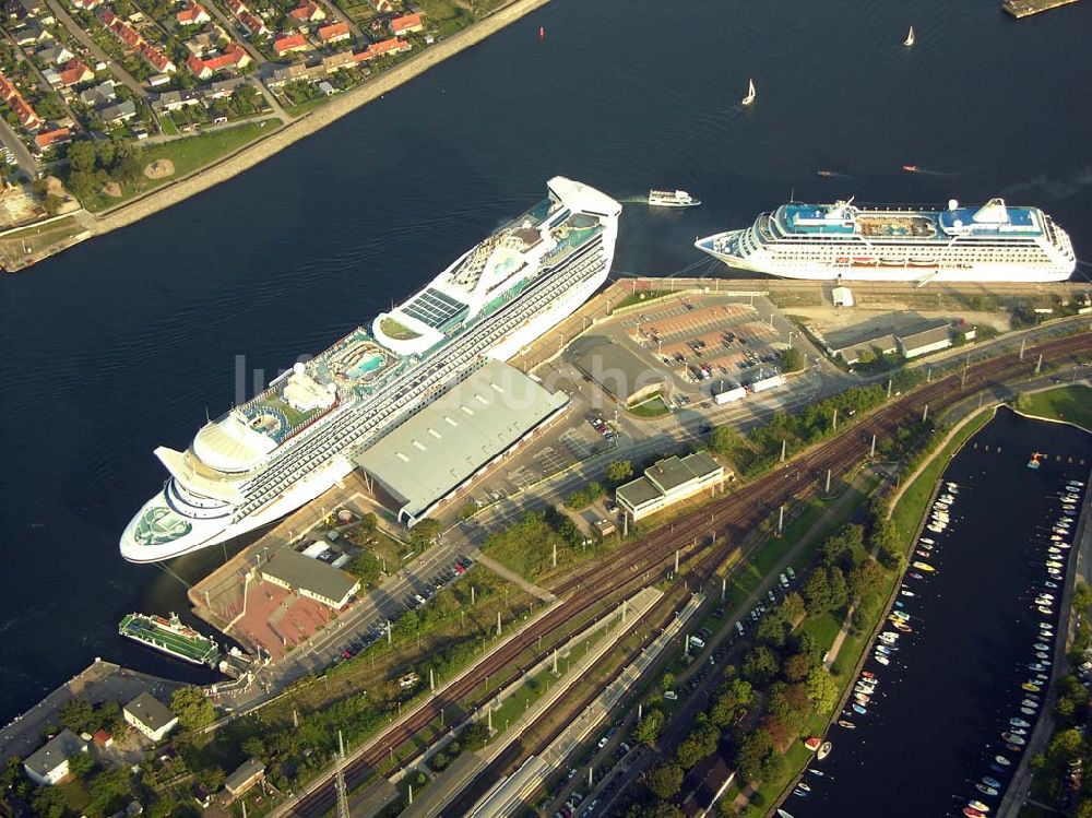 Luftbild Rostock - Warnemünde - Luxusliner am Überseehafen von Warnemünde