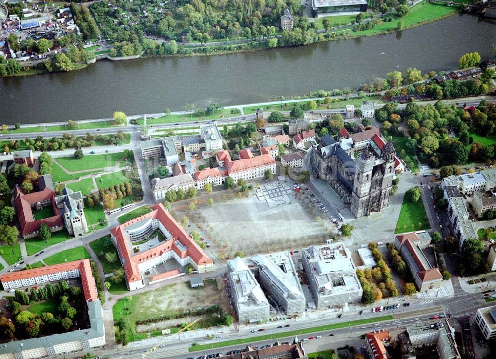 Luftaufnahme Magdeburg - Magdeburger Dom mit Marktplatz und dem Sitz der Landesregierung von Sachsen - Anhalt..