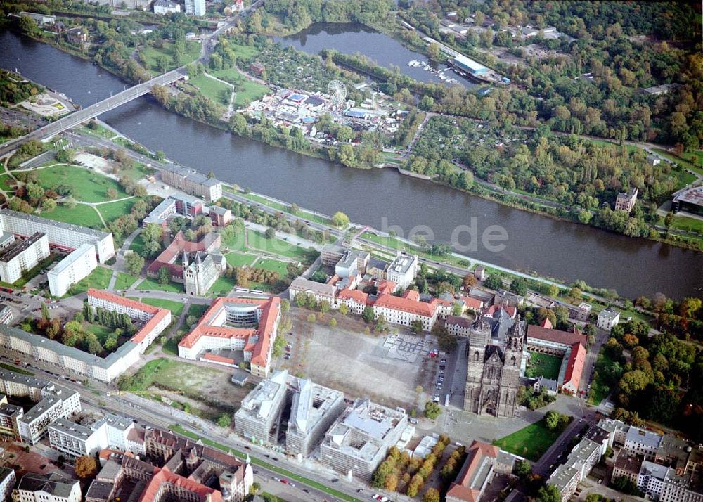 Magdeburg von oben - Magdeburger Dom mit Marktplatz und dem Sitz der Landesregierung von Sachsen - Anhalt..