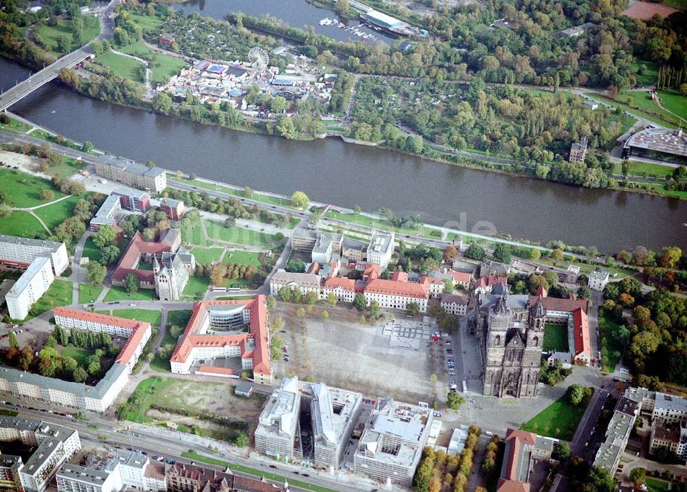 Magdeburg aus der Vogelperspektive: Magdeburger Dom mit Marktplatz und dem Sitz der Landesregierung von Sachsen - Anhalt..