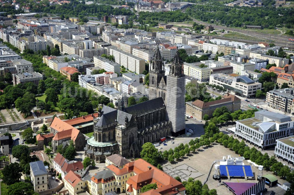 Luftaufnahme Magdeburg - Magdeburger Dom und das Stadtzentrum