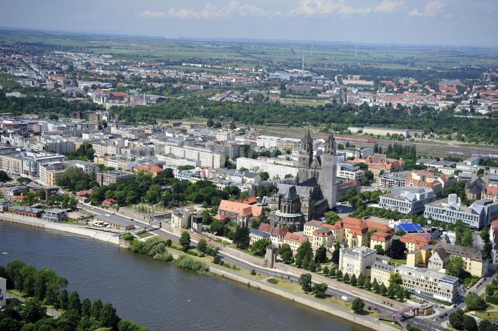 Magdeburg aus der Vogelperspektive: Magdeburger Dom und das Stadtzentrum