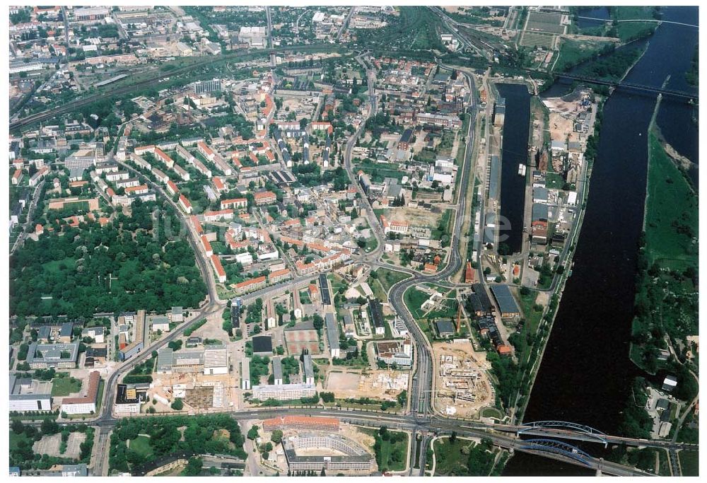 Magdeburg von oben - Magdeburger Stadtzentrum Nord mit dem Binnenhafen an der Elbe.