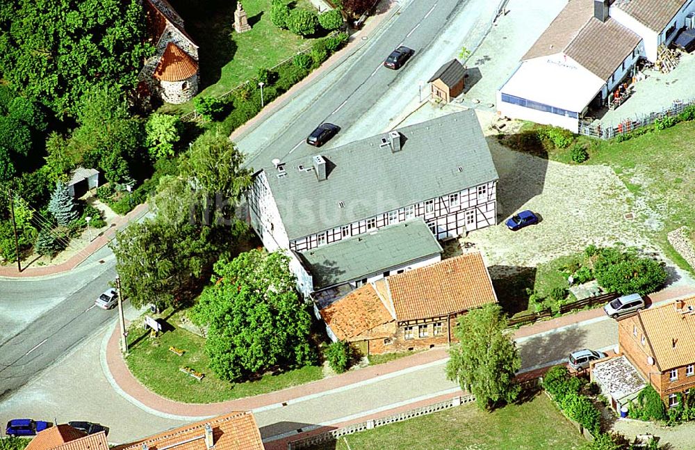 Mahlsdorf / Sachsen-Anhalt von oben - Mahlsdorf / Sachsen-Anhalt Blick auf den Landgasthof UP Krögers Hof in Mahlsdorf / Sachsen-Anhalt 06.09.2003