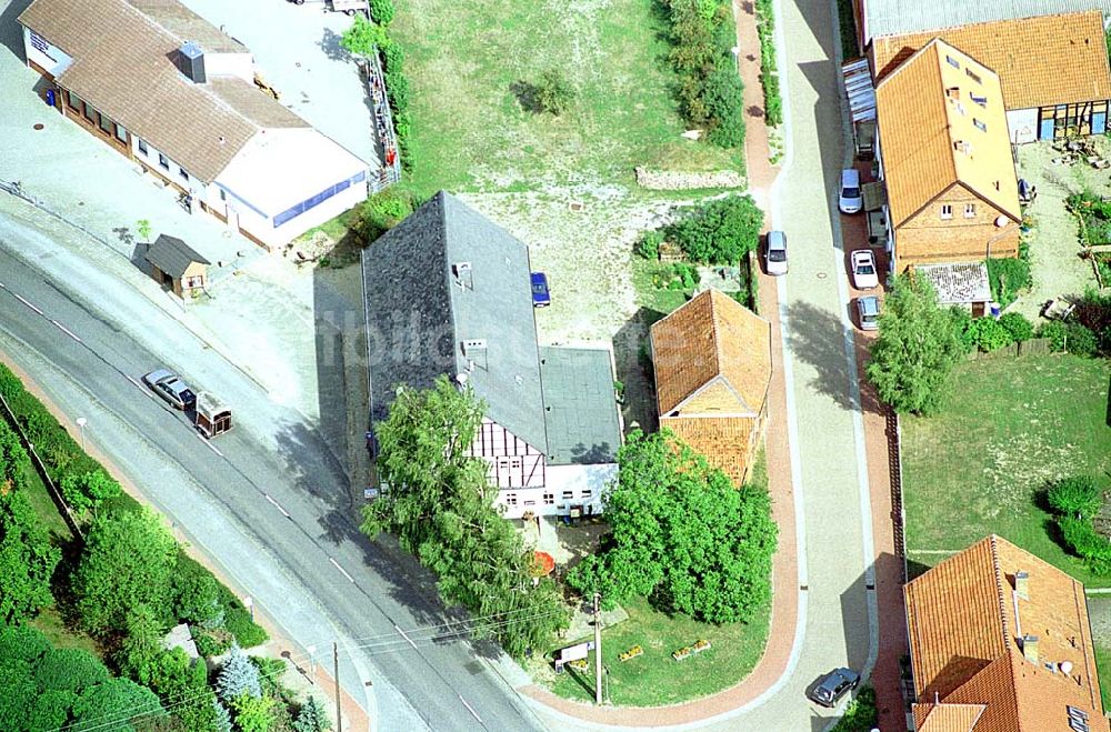 Mahlsdorf / Sachsen-Anhalt aus der Vogelperspektive: Mahlsdorf / Sachsen-Anhalt Blick auf den Landgasthof UP Krögers Hof in Mahlsdorf / Sachsen-Anhalt 06.09.2003