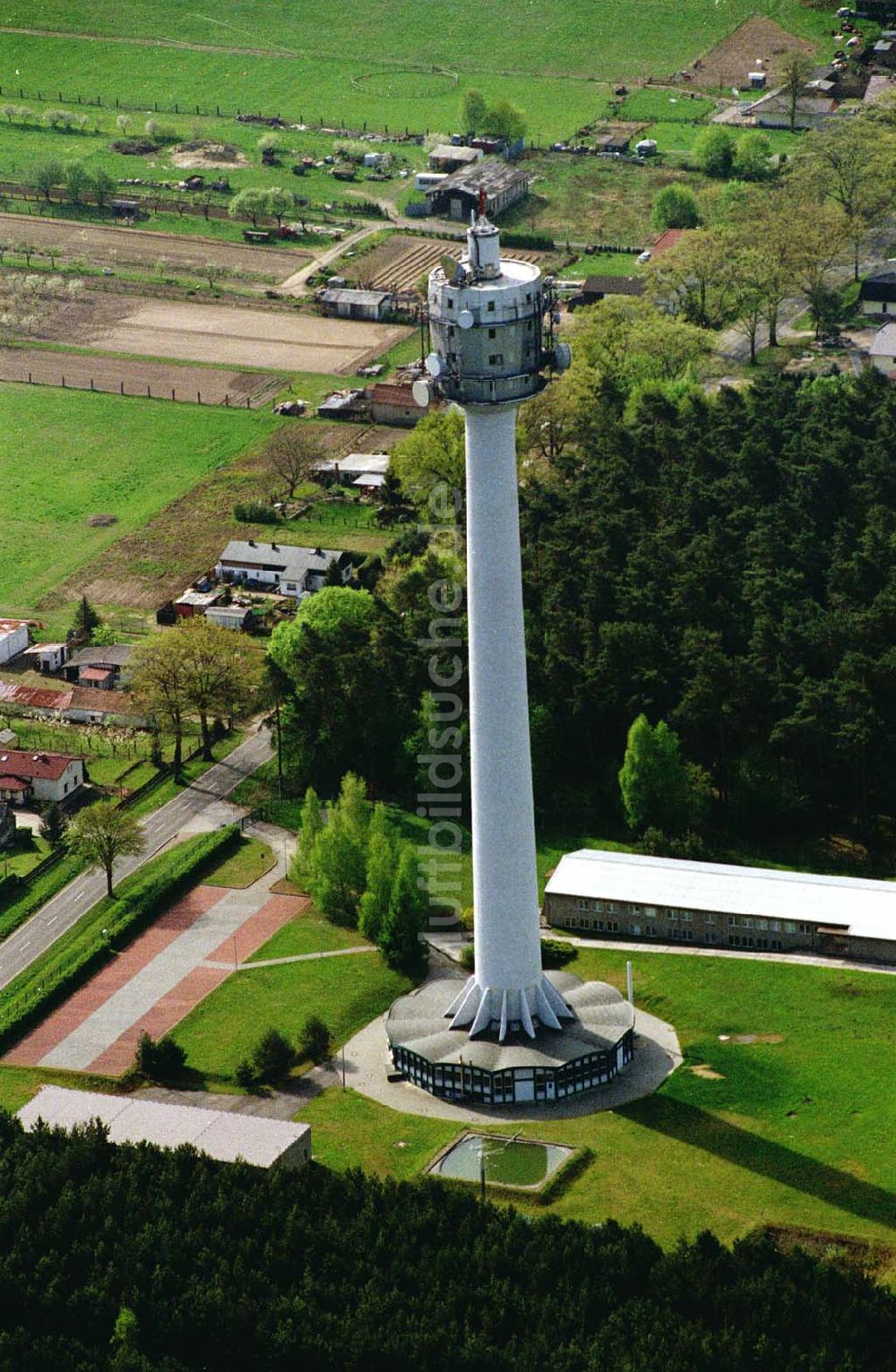 Luftaufnahme Bernau / Brandenburg - 02.Mai 2003 Bernau / Brandenburg Funkturm südlich von Bernau.