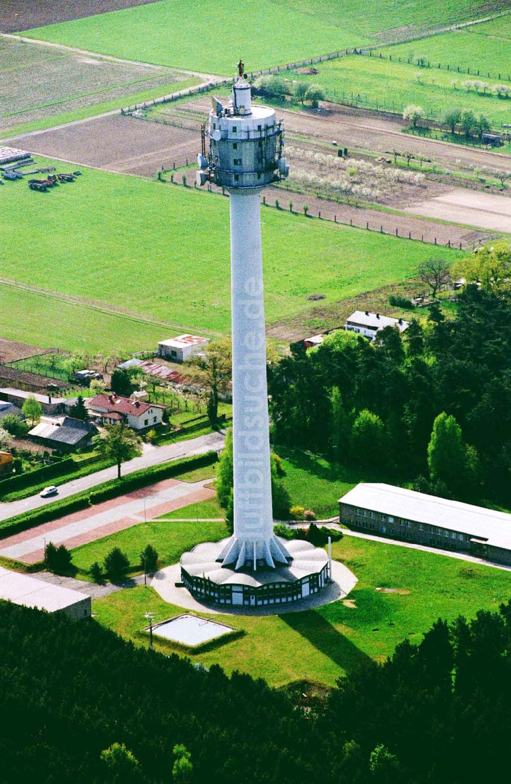 Bernau / Brandenburg aus der Vogelperspektive: 02.Mai 2003 Bernau / Brandenburg Funkturm südlich von Bernau.