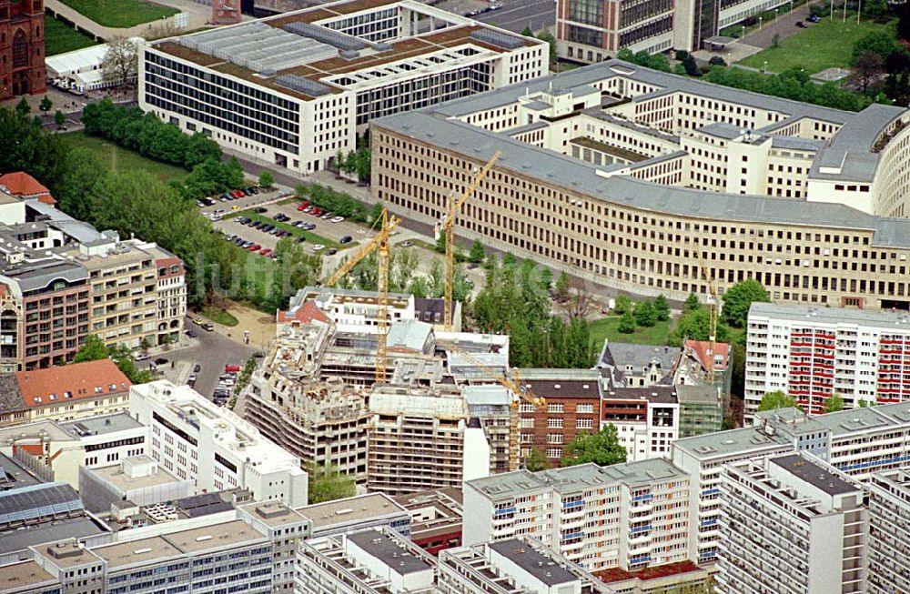 Luftbild Berlin - 02.Mai 2003 Büro- und Geschäftshausneubau am Hausvoigteiplatz hinter dem Außenministerium in Berlin-Mitte.