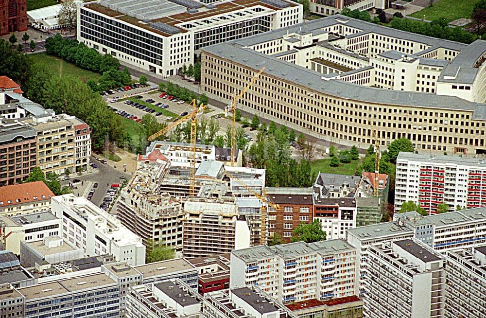 Luftaufnahme Berlin - 02.Mai 2003 Büro- und Geschäftshausneubau am Hausvoigteiplatz hinter dem Außenministerium in Berlin-Mitte.