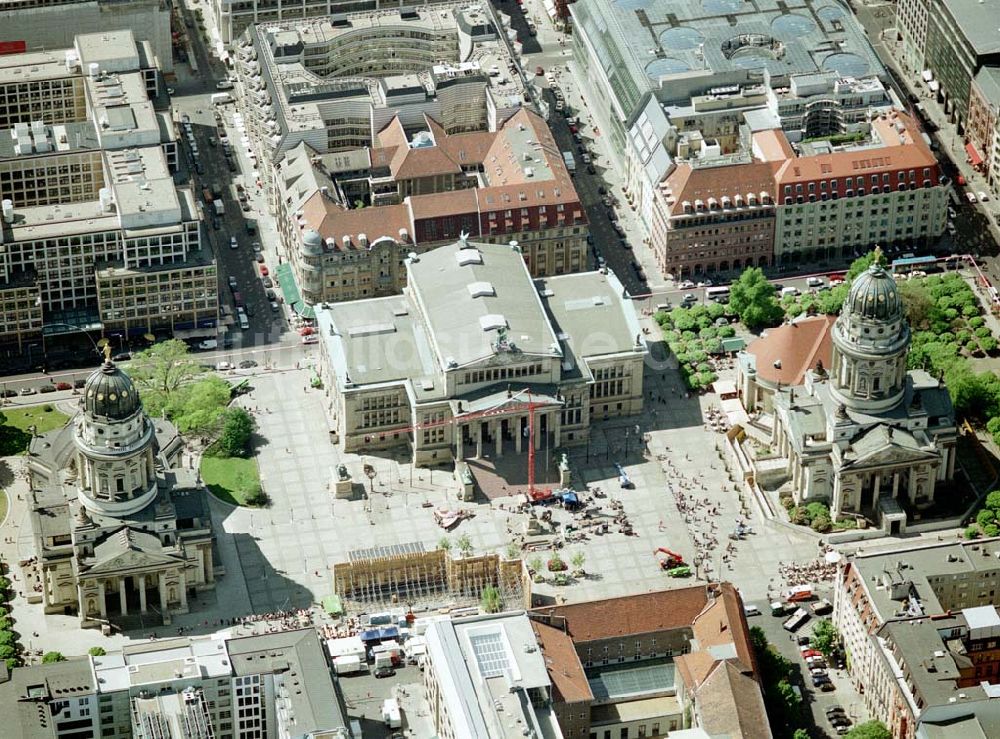 Luftaufnahme Berlin - 07.Mai2003 Dreharbeiten zu In 80 Tagen um die Welt am Gandarmenmarkt in Berlin.