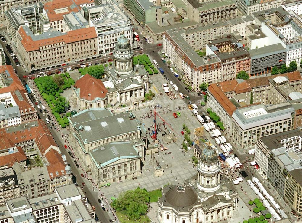 Berlin von oben - 07.Mai2003 Dreharbeiten zu In 80 Tagen um die Welt am Gandarmenmarkt in Berlin.