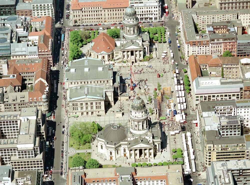 Berlin aus der Vogelperspektive: 07.Mai2003 Dreharbeiten zu In 80 Tagen um die Welt am Gandarmenmarkt in Berlin.