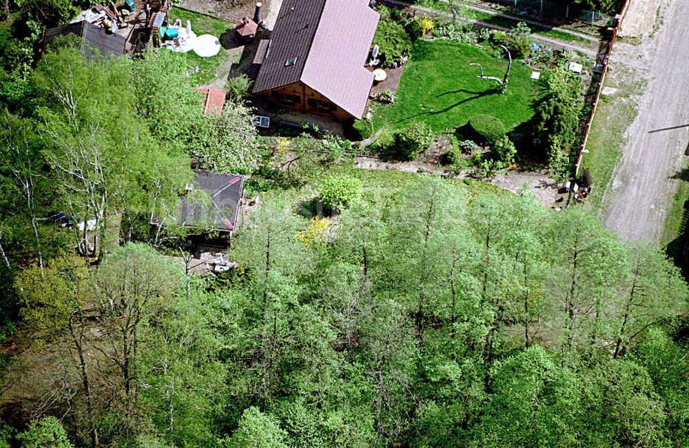 Luftbild Bergfelde / Brandenburg - 02.Mai 2003 Grundstück der Familie Greinius in der Berkowstraße 1 in Bergfelde