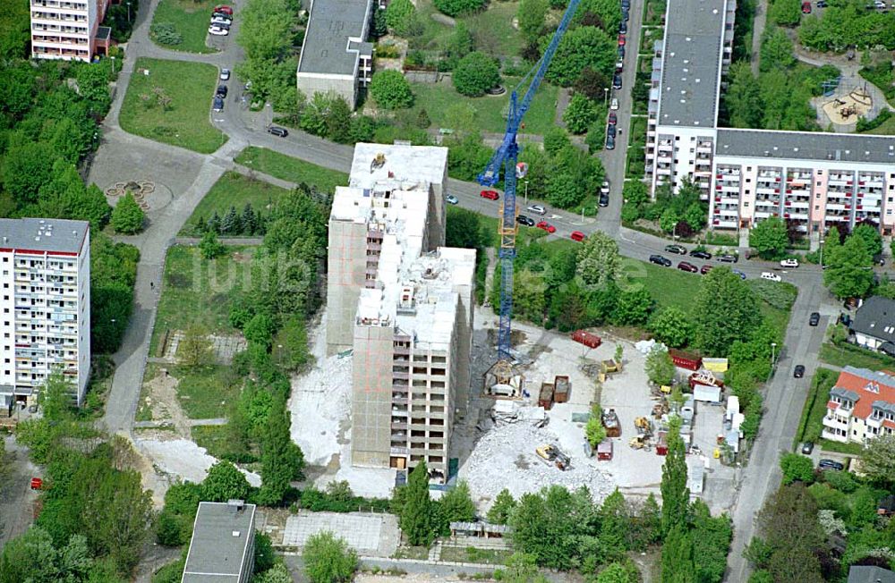 Berlin - Marzahn aus der Vogelperspektive: 02.Mai 2003 Hochhausabriß in Marzahn.