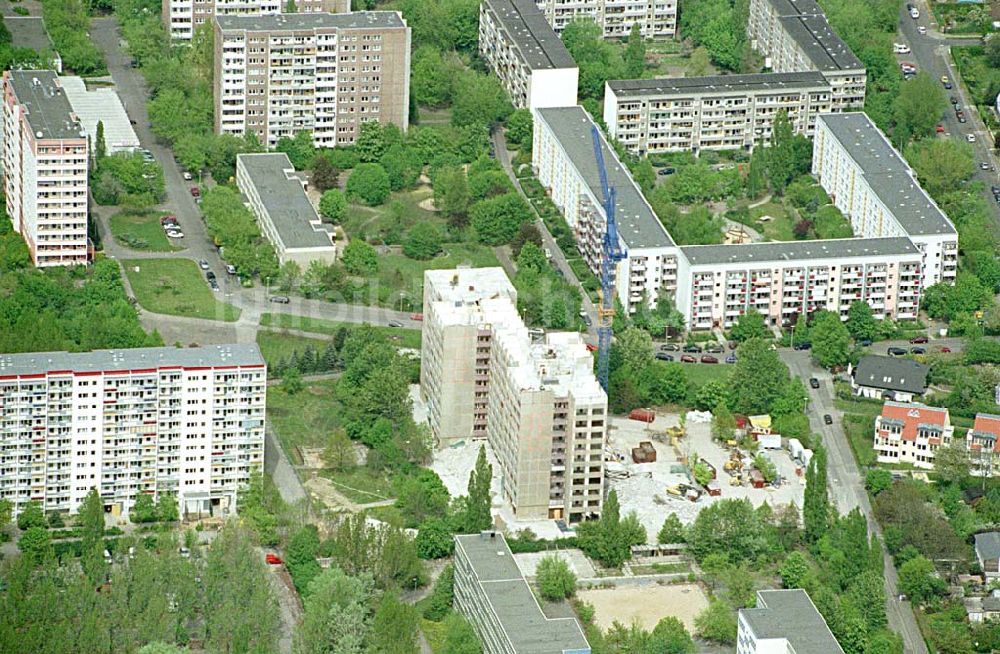 Luftaufnahme Berlin - Marzahn - 02.Mai 2003 Hochhausabriß in Marzahn.