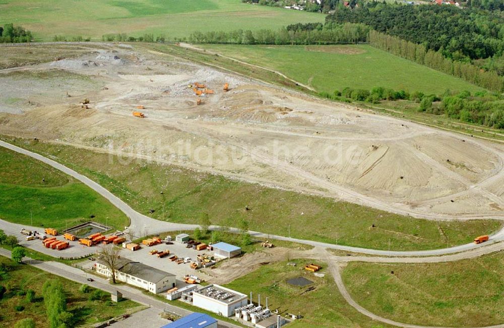 Luftaufnahme Schönwalde / Brandenburg - 02.Mai 2003 Mülldeponie Schönwalde nördlich von Berlin (östlich von Buch).