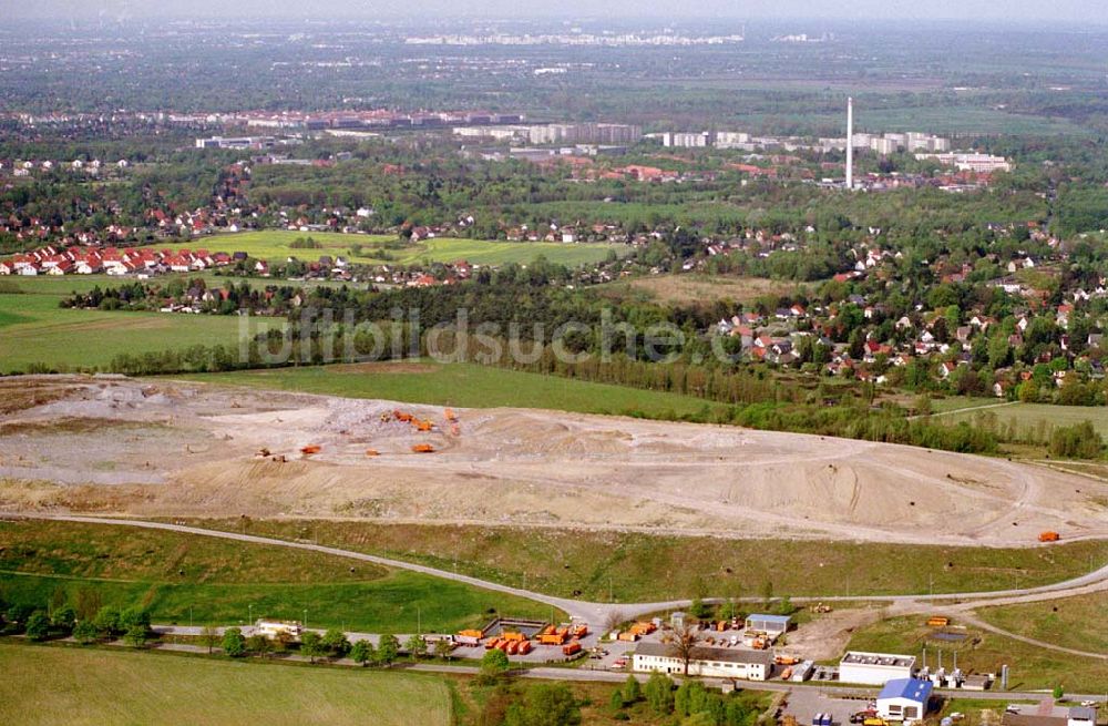 Luftbild Schönwalde / Brandenburg - 02.Mai 2003 Mülldeponie Schönwalde nördlich von Berlin (östlich von Buch).