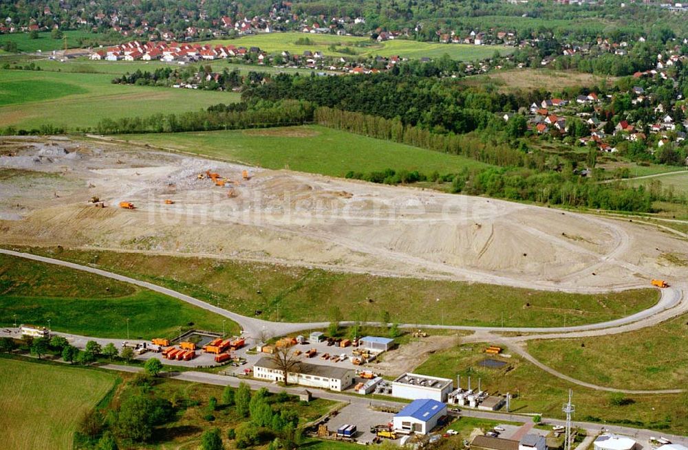 Luftaufnahme Schönwalde / Brandenburg - 02.Mai 2003 Mülldeponie Schönwalde nördlich von Berlin (östlich von Buch).