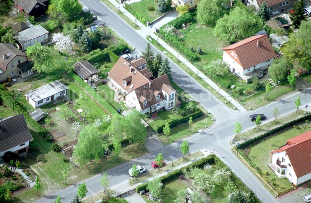 Birkenwerder / Brandenburg aus der Vogelperspektive: 02.Mai 2003 Wohnhaus an der Bayernstraße 16 in Birkenwerder.