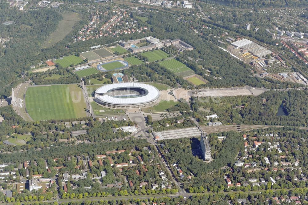 Luftaufnahme Berlin - Maifeld und Olympiaplatz mit dem Sportstätten-Gelände der Arena des Stadion in Berlin