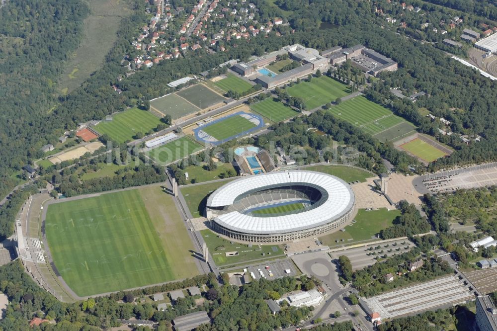 Luftaufnahme Berlin - Maifeld und Olympiaplatz mit dem Sportstätten-Gelände der Arena des Stadion in Berlin