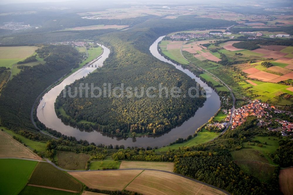 Kreuzwertheim aus der Vogelperspektive: Main-Schleife bei Urphar Kreuzwertheim im Bundesland Bayern