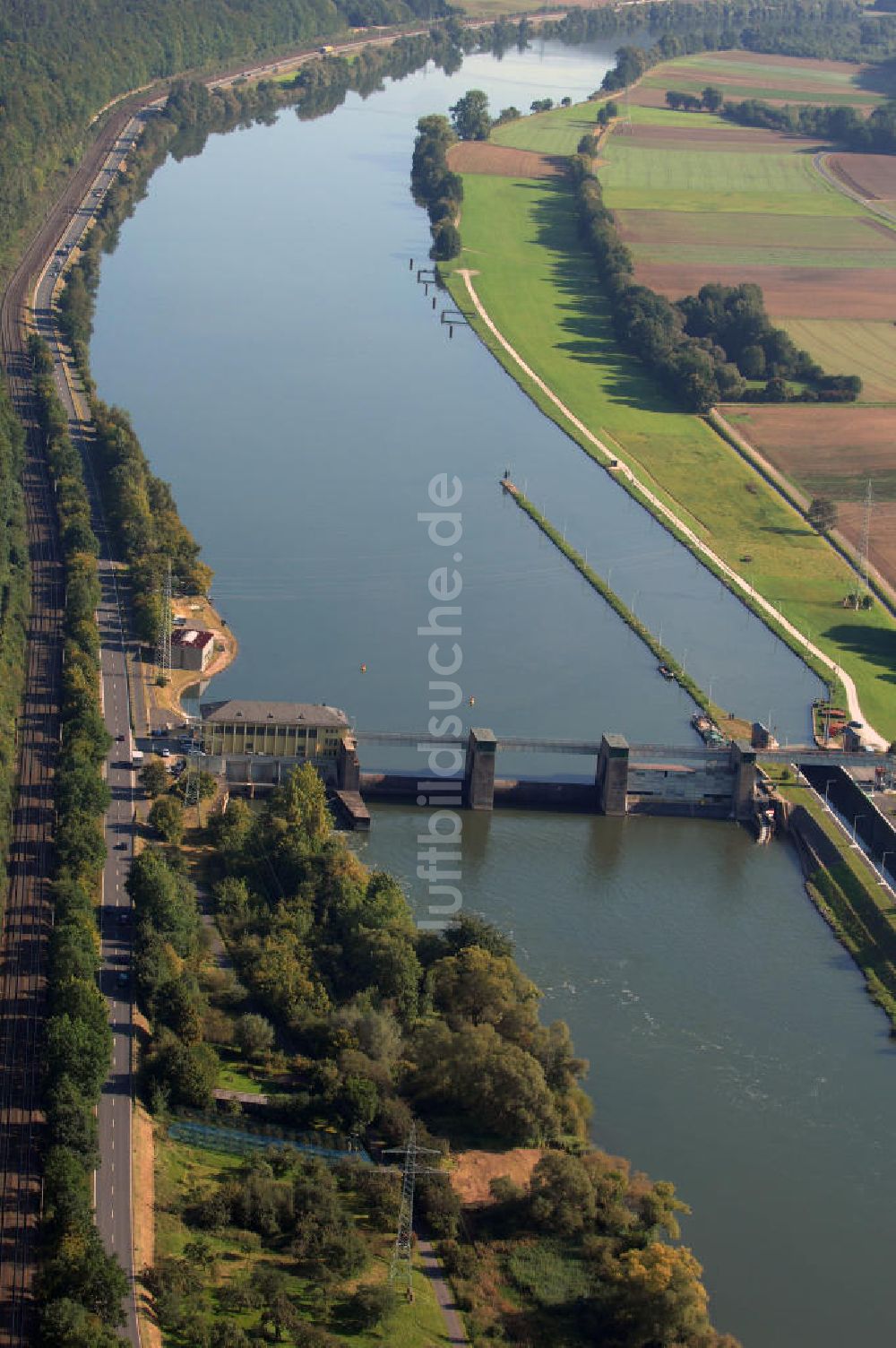 Lohr am Main aus der Vogelperspektive: Main Staustufe am Stadtteil Steinbach in Lohr