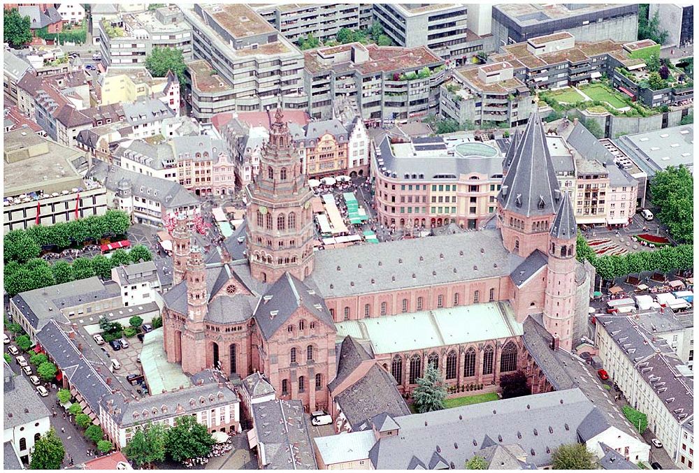 Mainz von oben - Mainzer dom und der Mainzer Wochenmarkt