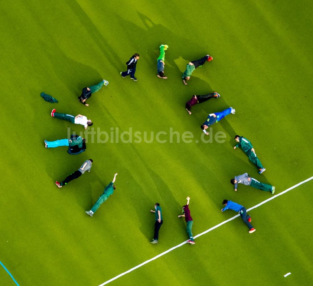 Luftbild Mülheim an der Ruhr - Mannschaftraining im liegenden Kreis auf dem Kunstrasenplatz der Sportanlagen und Tennisplätze des HTC Uhlenhorst in Mülheim an der Ruhr im Bundesland Nordrhein-Westfalen NRW