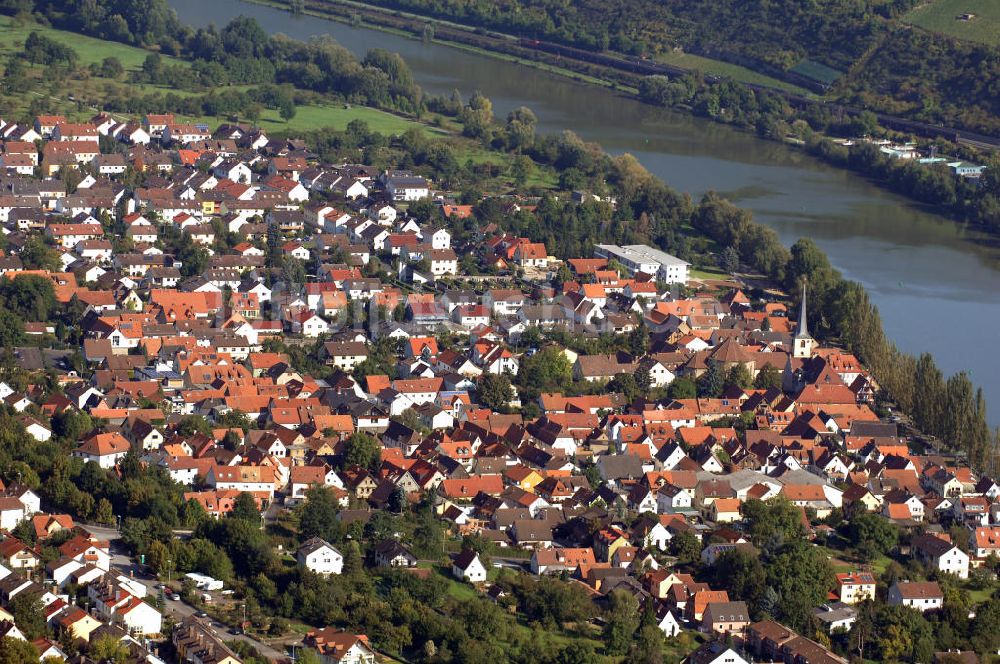 Margetshöchheim aus der Vogelperspektive: Margetshöchheim am Main entlang der Mainuferstrasse