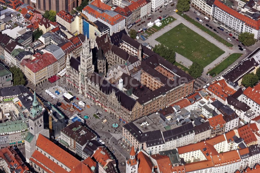 München aus der Vogelperspektive: Marienplatz und Rathaus in der Innenstadt von München im Bundesland Bayern