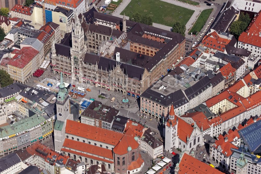 München aus der Vogelperspektive: Marienplatz, Rathaus, Kirchen in der Altstadt / Innenstadt von München im Bundesland Bayern