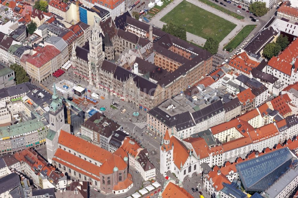 Luftaufnahme München - Marienplatz, Rathaus, Kirchen in der Altstadt / Innenstadt von München im Bundesland Bayern