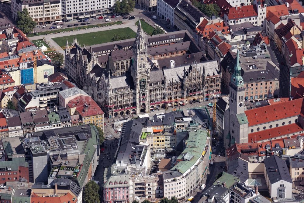 Luftaufnahme München - Marienplatz, Rathaus, Kirchen in der Altstadt / Innenstadt von München im Bundesland Bayern