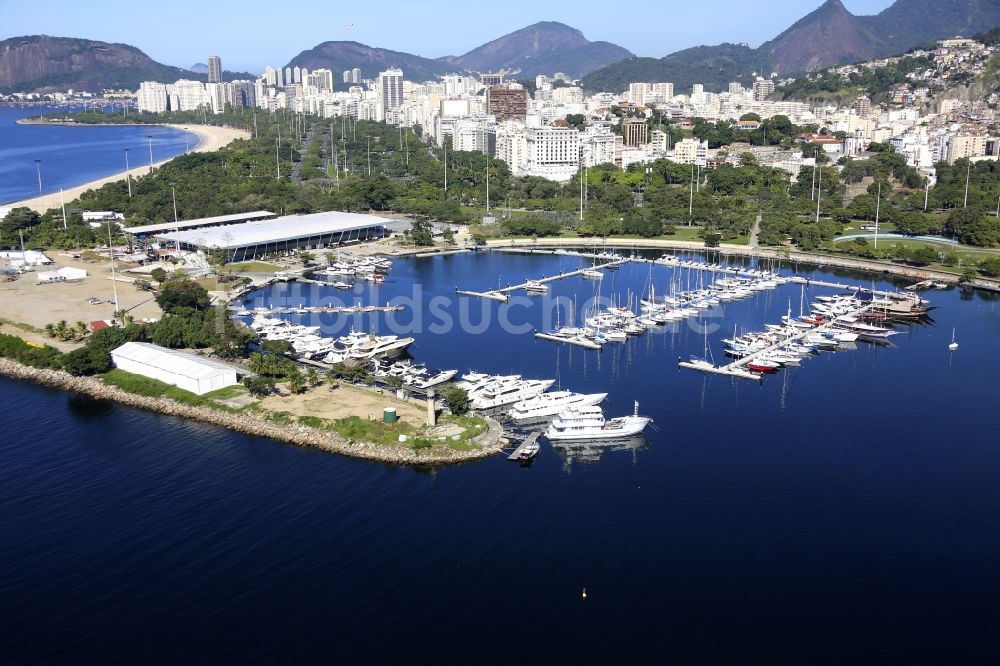 Rio de Janeiro von oben - Marina da Glória mit Sportboot- Anlegestellen und Bootsliegeplätzen am Uferbereich Baia de Guanabara in Rio de Janeiro in Brasilien