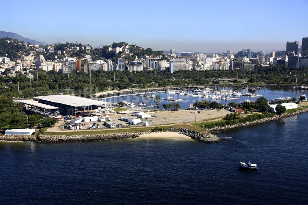 Rio de Janeiro aus der Vogelperspektive: Marina da Glória mit Sportboot- Anlegestellen und Bootsliegeplätzen am Uferbereich Baia de Guanabara in Rio de Janeiro in Brasilien