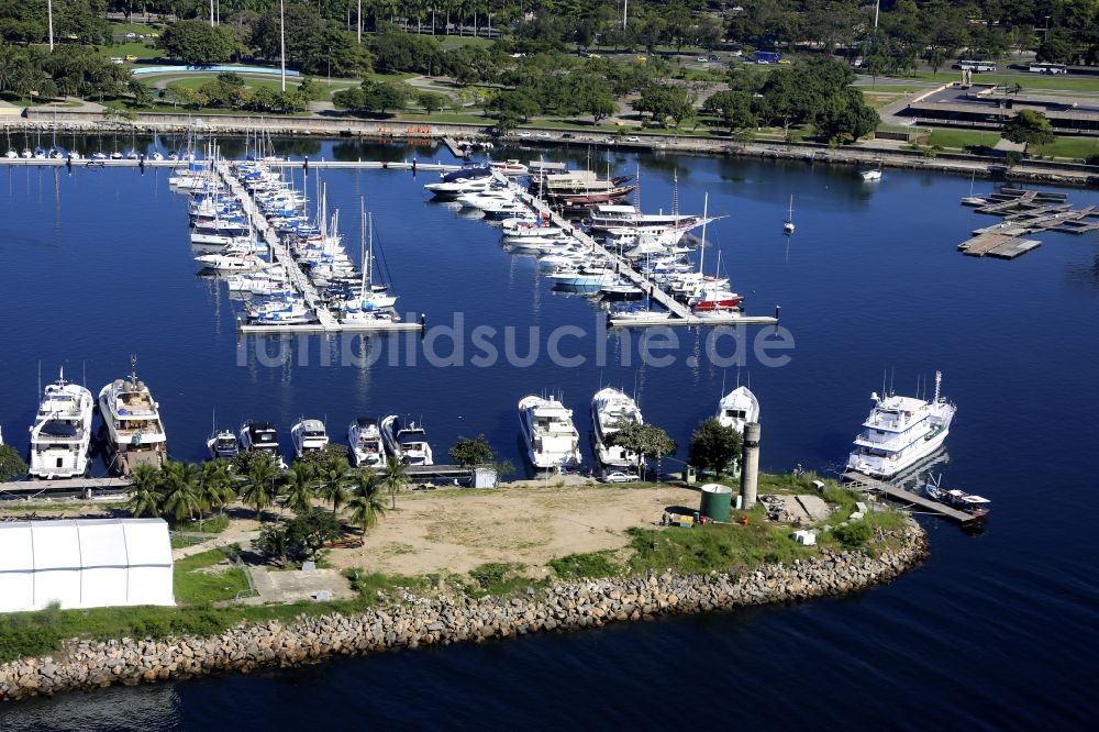 Luftbild Rio de Janeiro - Marina da Glória mit Sportboot- Anlegestellen und Bootsliegeplätzen am Uferbereich Baia de Guanabara in Rio de Janeiro in Brasilien