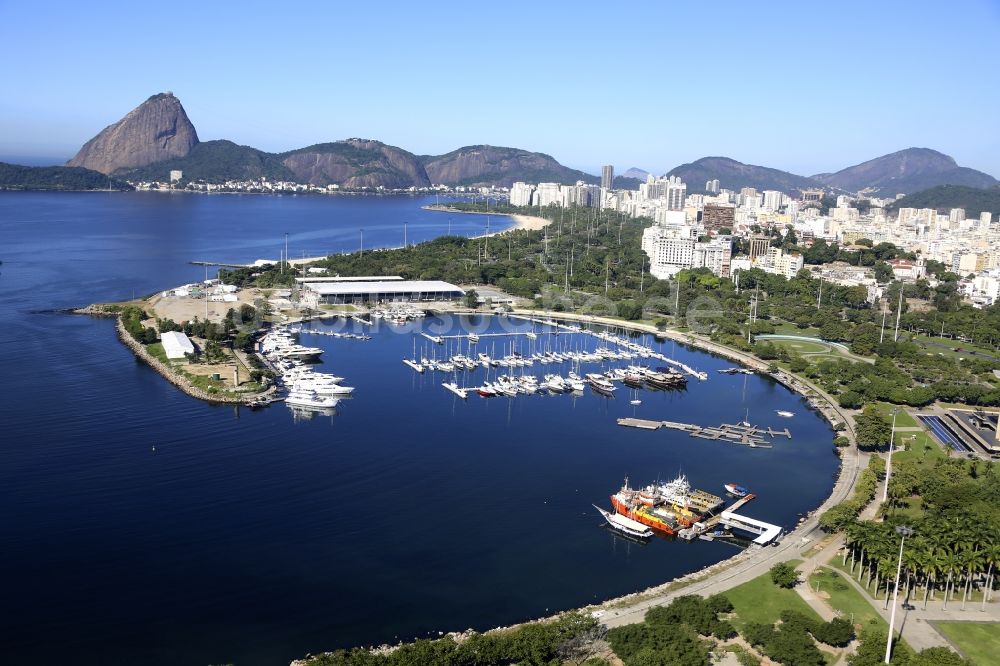 Luftaufnahme Rio de Janeiro - Marina da Glória mit Sportboot- Anlegestellen und Bootsliegeplätzen am Uferbereich Baia de Guanabara in Rio de Janeiro in Brasilien