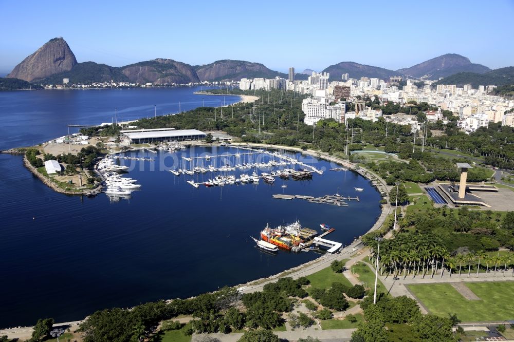 Rio de Janeiro von oben - Marina da Glória mit Sportboot- Anlegestellen und Bootsliegeplätzen am Uferbereich Baia de Guanabara in Rio de Janeiro in Brasilien