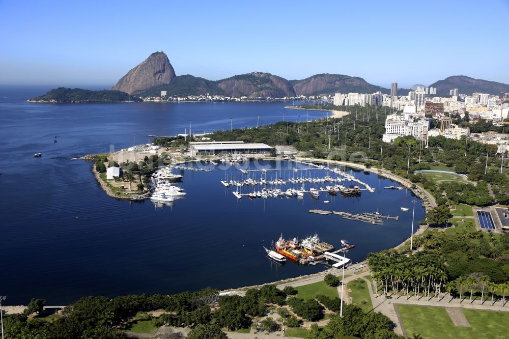 Rio de Janeiro aus der Vogelperspektive: Marina da Glória mit Sportboot- Anlegestellen und Bootsliegeplätzen am Uferbereich Baia de Guanabara in Rio de Janeiro in Brasilien