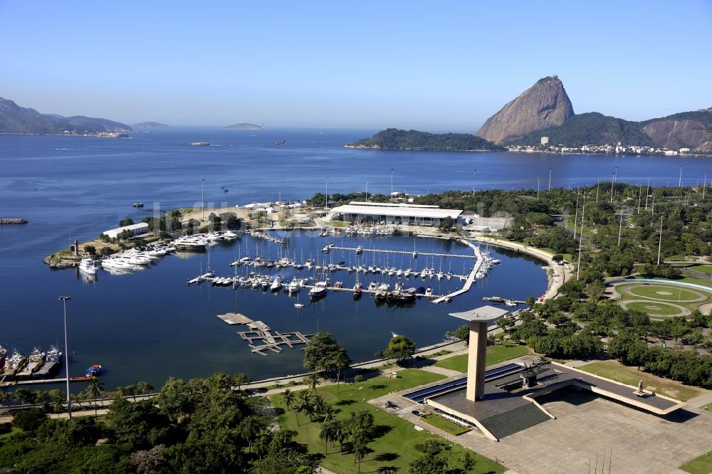 Luftbild Rio de Janeiro - Marina da Glória mit Sportboot- Anlegestellen und Bootsliegeplätzen am Uferbereich Baia de Guanabara in Rio de Janeiro in Brasilien